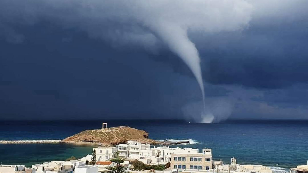 Νάξος: Εντυπωσιακός υδροστρόβιλος «ταξίδεψε» πάνω από τη θάλασσα