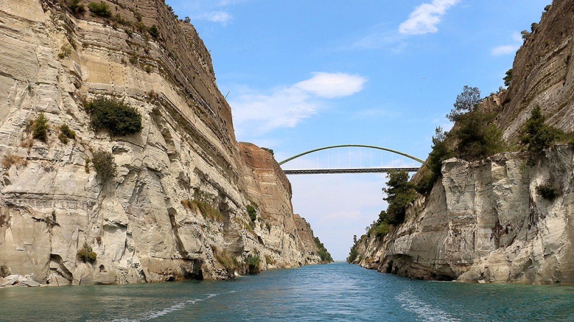 Σκάφος αναψυχής περνά από τον Ισθμό – Εντυπωσιακά πλάνα! image
