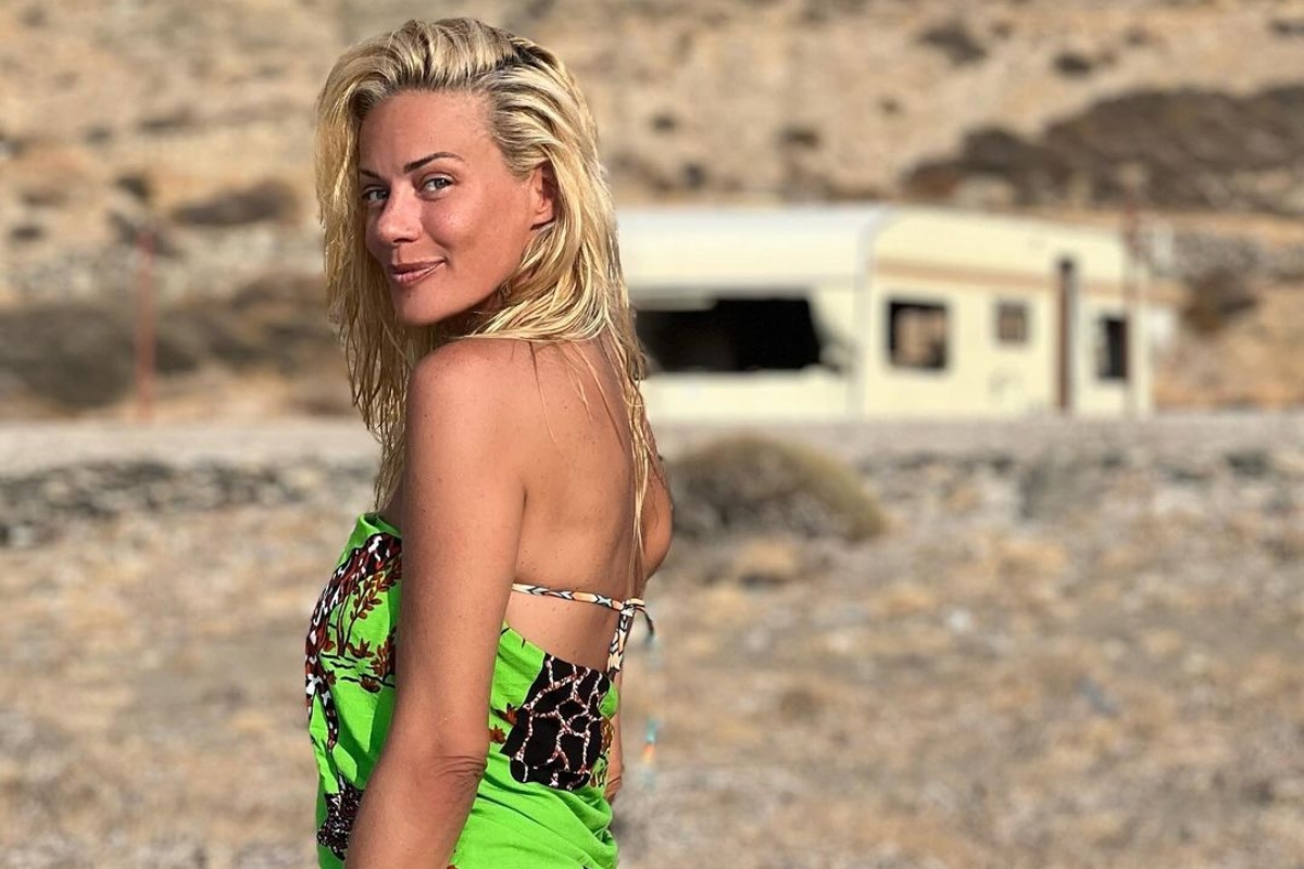 Ζέτα Μακρυπούλια: Βόλτα σε σκάφος με τον Νίκο Μουτσινά και φόντο καταγάλανα νερά image